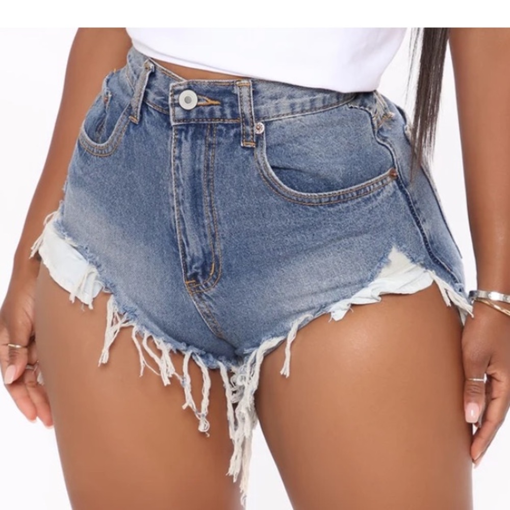 Fray denim shorts